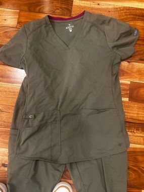 Med Couture Olive Green Scrub Set size Medium